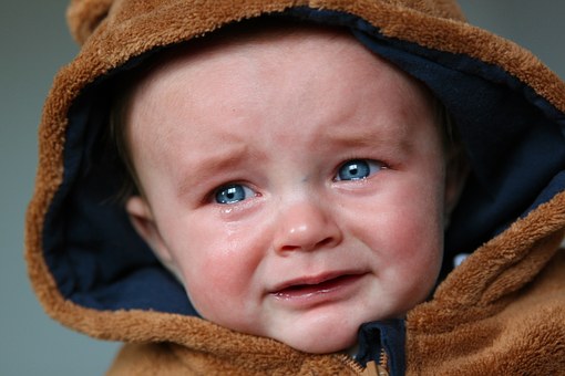 赤ちゃんの片目だけ涙や目やにが出るのは何か病気 原因と改善方法