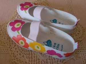 デコパージュを上履きに貼る簡単なやり方は?剥がれとシワを防ぐコツ!