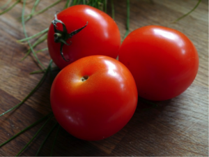 離乳食のトマト｜生食はいつから？皮や種はいつまで取り除くの？