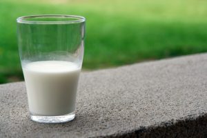 賞味期限切れの牛乳は未開封なら一週間は飲める？開封済みの活用レシピも！